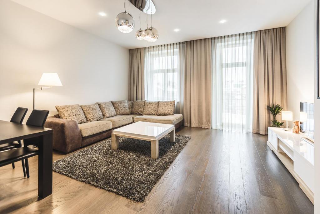 Апартаменты (Улучшенные апартаменты с 2 спальнями и балконом), Riga Lux Apartments - Skolas