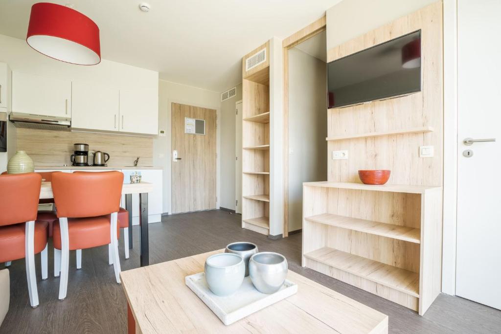 Четырехместный (Comfort Suite - 4p | Bedroom - Sofa bed) апарт-отеля Holiday Suites Zeebrugge, Кнокке-Хейст
