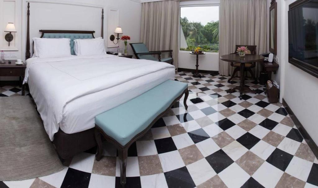 Четырехместный (Luxury Room Various View  King Bed) отеля Taj Bengal, Калькутта