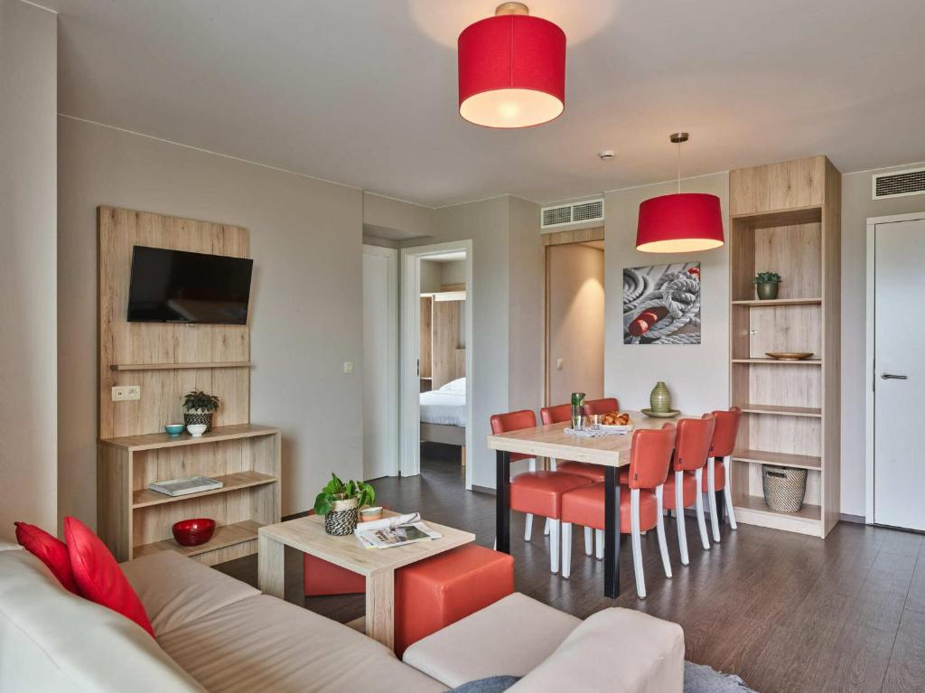 Апартаменты (Comfort Suite - 6p | Bedroom - Sleeping corner - Sofa bed) апарт-отеля Holiday Suites Zeebrugge, Кнокке-Хейст