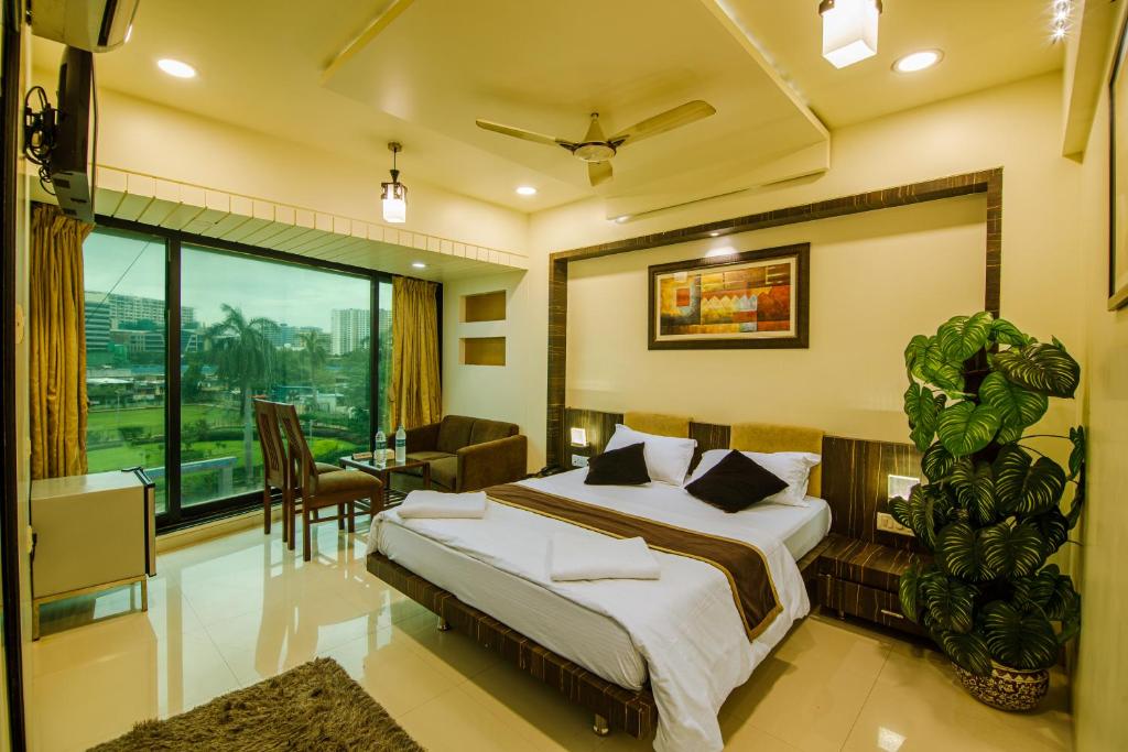 Сьюит (Улучшенный люкс) отеля La Hotel Metro, Мумбай