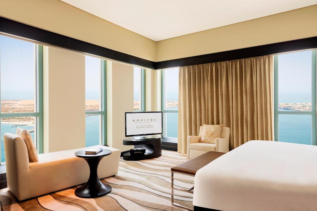 Сьюит (Императорский люкс с кроватью размера «king-size» и видом на море) отеля Sofitel Abu Dhabi Corniche, Абу-Даби