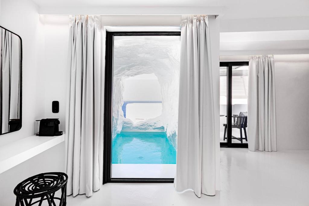Двухместный (Бюджетный двухместный номер с 1 кроватью и собственным бассейном в пещере) отеля Omiros The FeelGood Hotel, Миконос