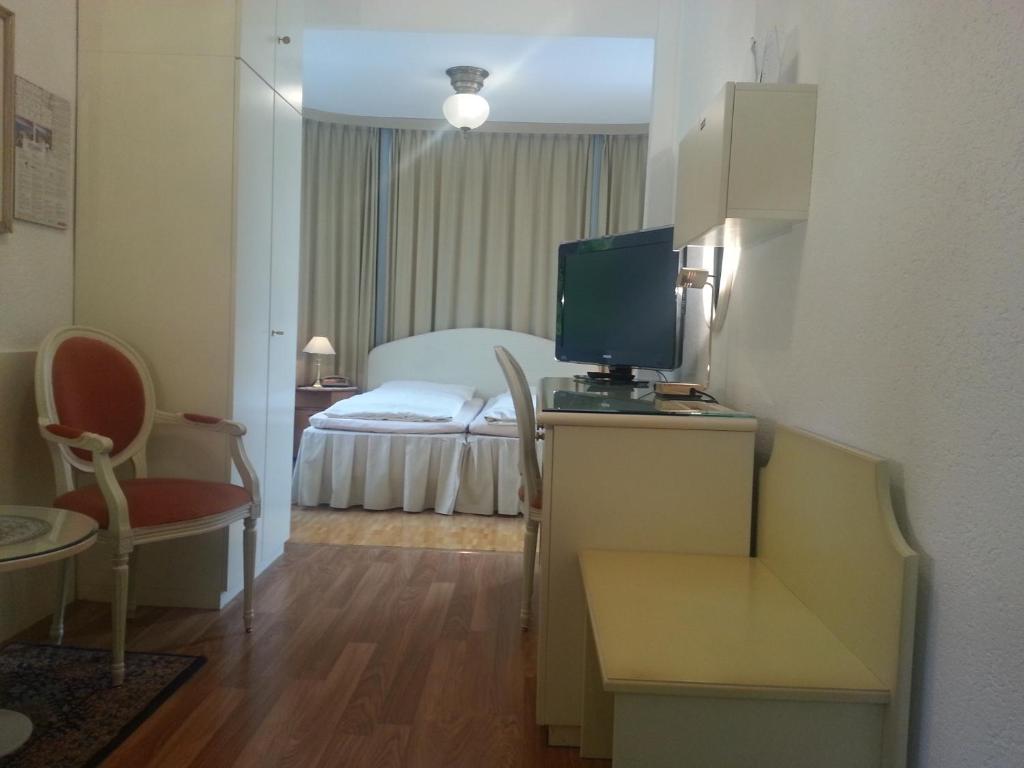 Двухместный (Двухместный номер с частичным видом на озеро) отеля Hotel Colibrì, Лугано