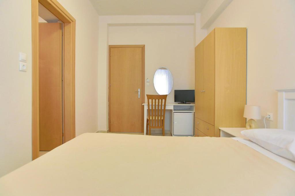 Двухместный (Улучшенный двухместный номер с 2 отдельными кроватями и видом на город) отеля International Hotel, Родос