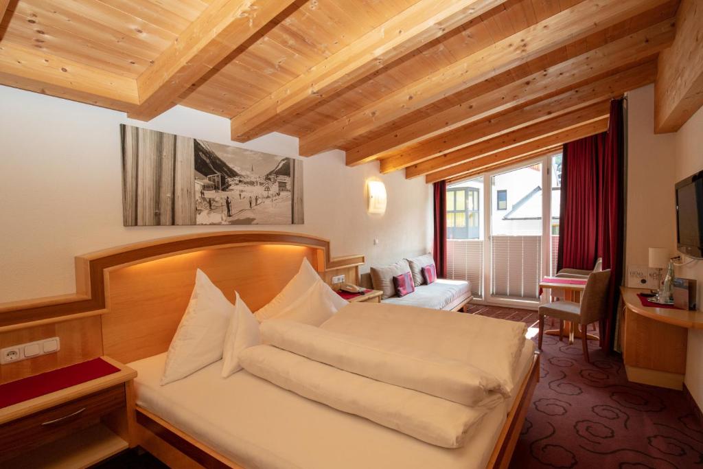 Двухместный (Двухместный номер с двуспальной кроватью и дополнительной кроватью) отеля Hotel Charly, Ишгль