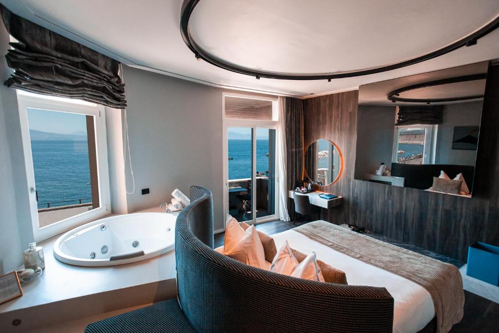 Сьюит (Улучшенный люкс с видом на море) отеля Relais sul Mare, Неаполь