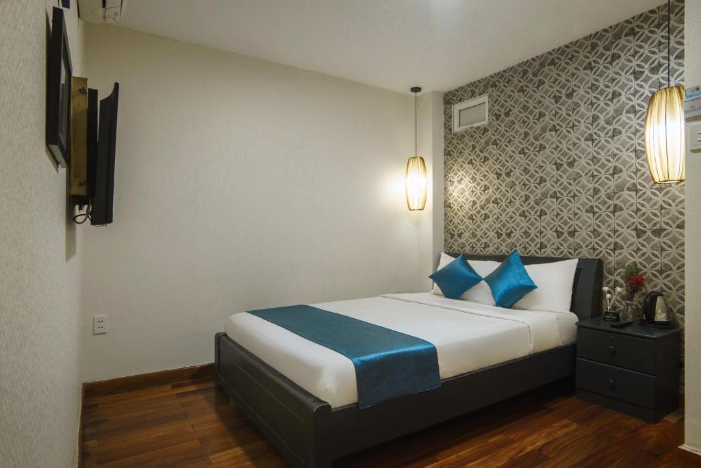 Двухместный (Улучшенный двухместный номер с 1 кроватью и без окон) отеля Hoang Lien Hotel, Хошимин