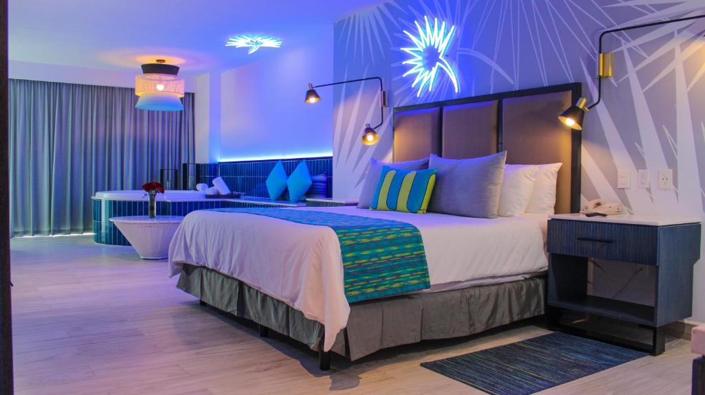 Сьюит (Mantamar Front Row Suite at Mantamar Tower) курортного отеля Almar Resort Luxury LGBT Beach Front Experience, Пуэрто-Вальярта
