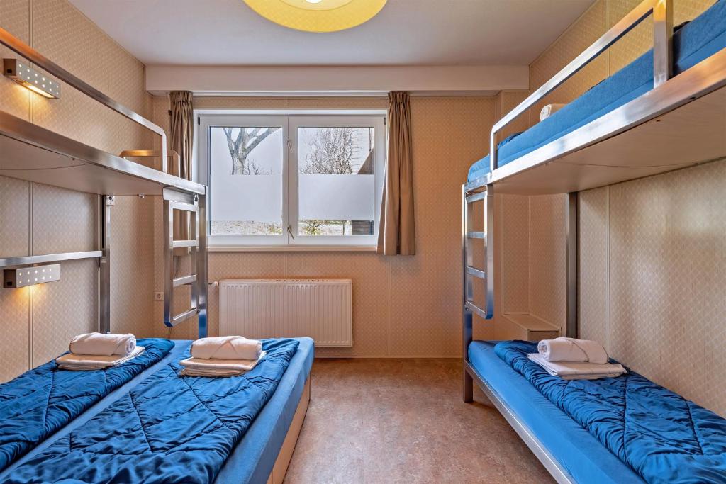 Семейный (Six Person Family Room with Private Bathroom and Shower) хостела Stayokay Noordwijk, Нордвейк