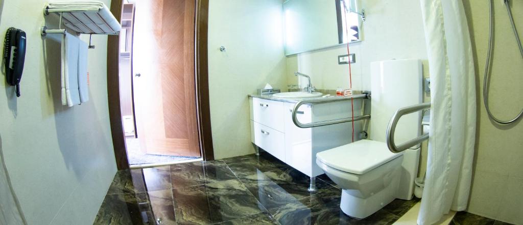 Сьюит (Стандартный двухместный номер - Доступ для гостей с ограниченными физическими возможностями) отеля Staybridge Suites, Баку