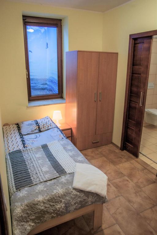 Двухместный (Двухместный номер с 2 отдельными кроватями - Подходит для гостей с ограниченными физическими возможностями) семейного отеля NaFali, Рева
