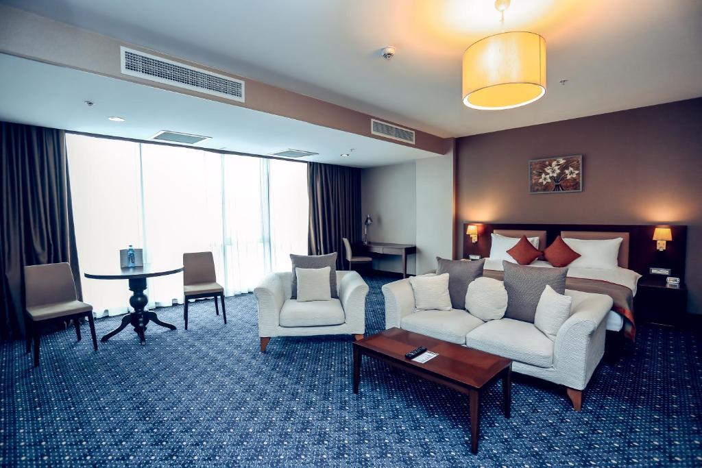 Двухместный (Улучшенный двухместный номер с 1 кроватью или 2 отдельными кроватями) отеля Staybridge Suites, Баку