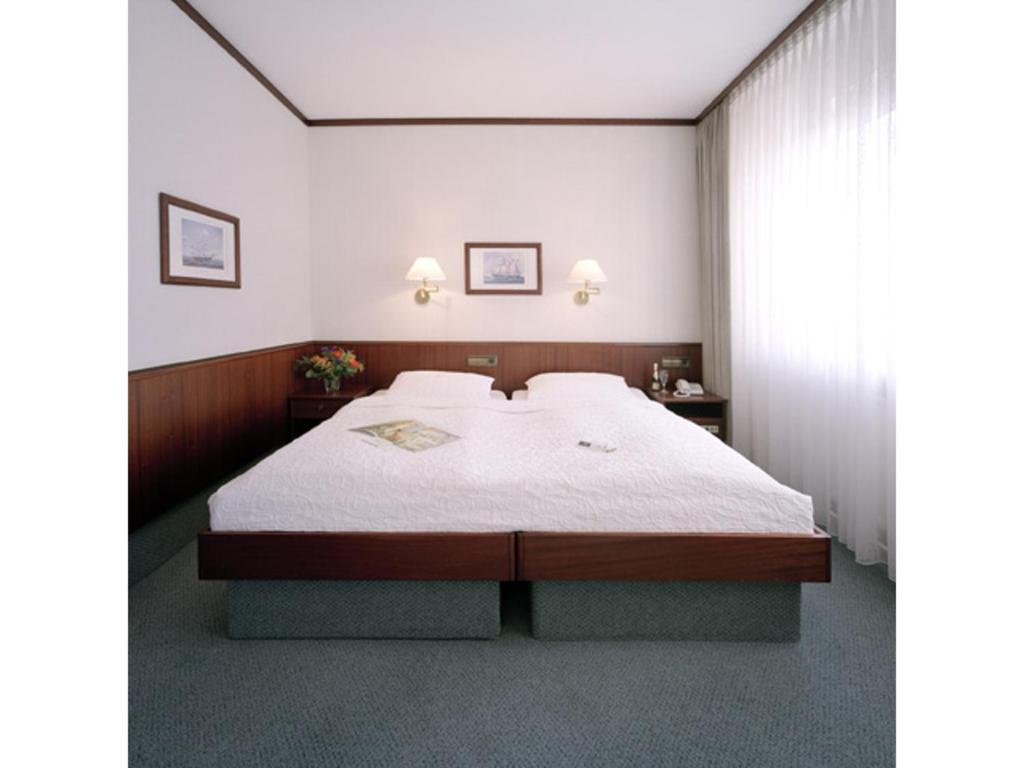 Двухместный (Стандартный двухместный номер с 1 кроватью или 2 отдельными кроватями) отеля SORAT Hotel Ambassador, Берлин