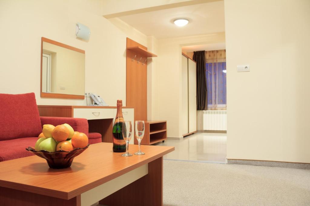 Сьюит (Люкс с 1 спальней и балконом) отеля Relax Coop Hotel, Вонешта-Вода