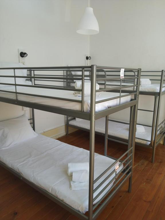 Номер (Спальное место на двухъярусной кровати в общем номере для мужчин и женщин) хостела Baixa Terrace Hostel, Фару