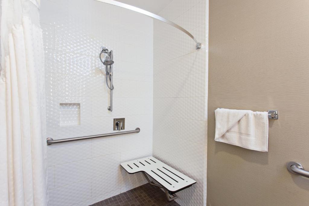 Двухместный (Deluxe King Room - Mobility Access Roll in Shower/Non-Smoking) отеля Holiday Inn Express Hollywood Walk of Fame, an IHG Hotel, Лос-Анджелес