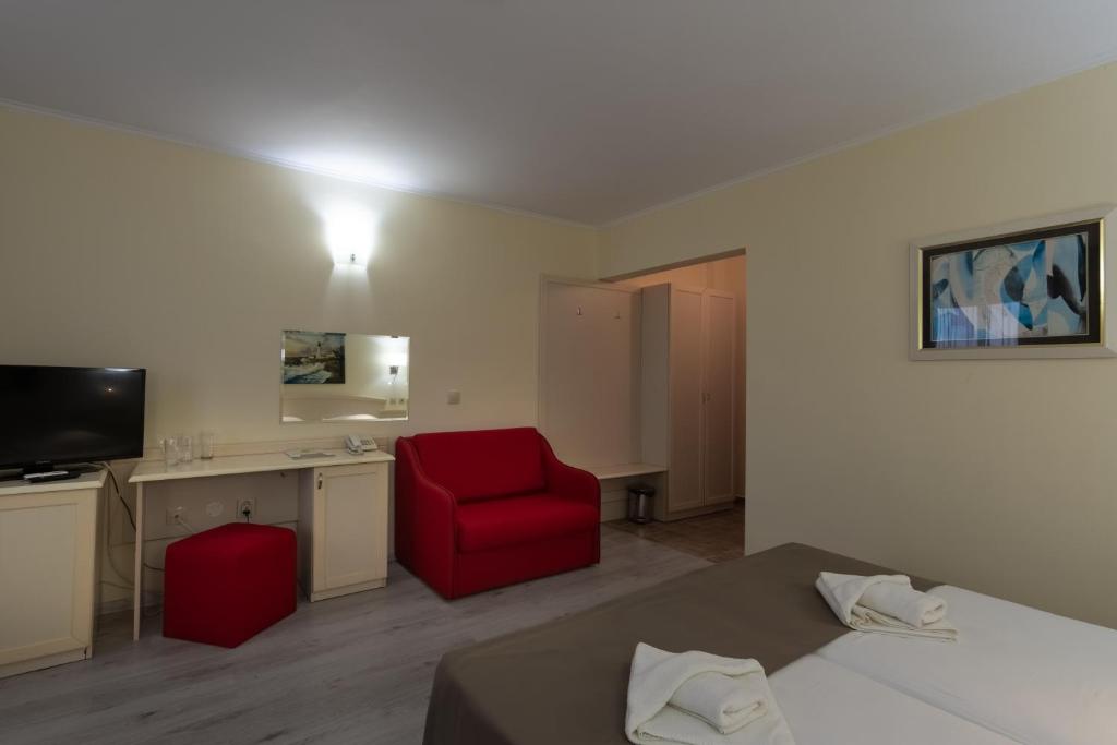Двухместный (Двухместный номер с 1 кроватью или 2 отдельными кроватями и бесплатной парковкой (для 2 взрослых и 2 детей)) отеля Detelina Hotel, Золотые Пески