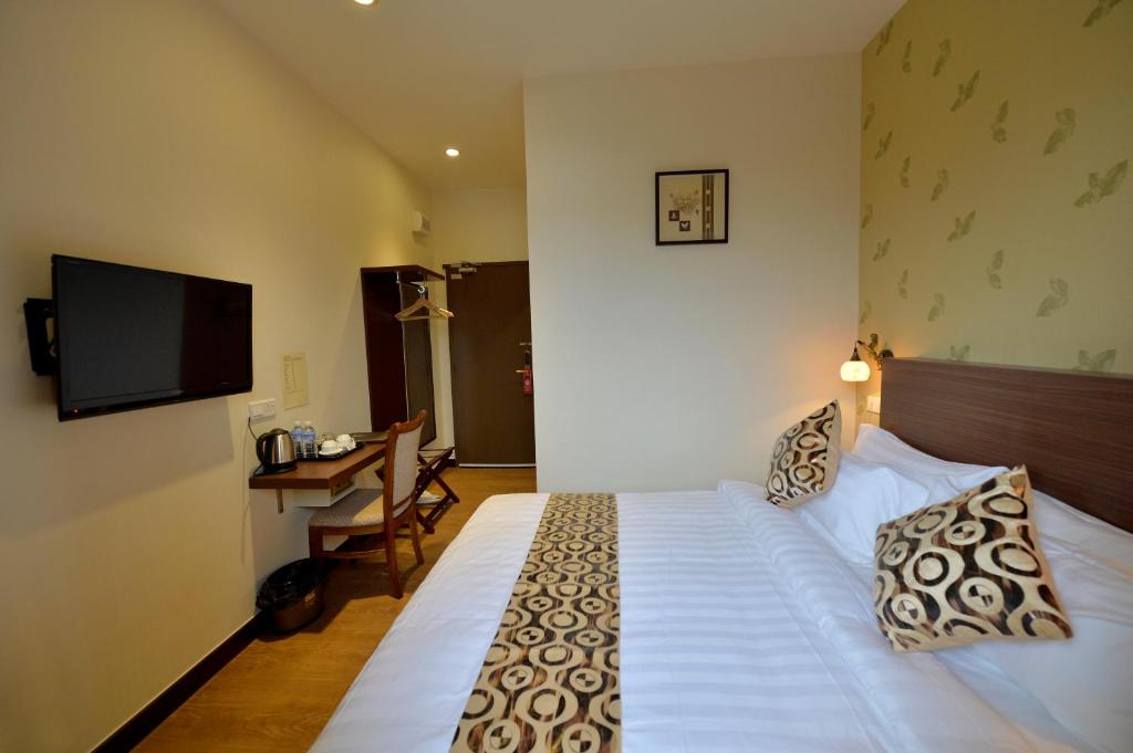 Двухместный (Улучшенный двухместный номер с 1 кроватью или 2 отдельными кроватями) отеля Asiana Hotel, Кота-Кинабалу