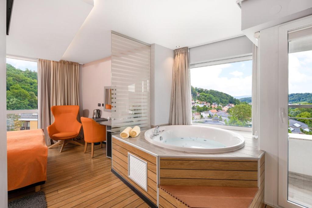 Двухместный (Двухместный номер с гидромассажной ванной и балконом) отеля Wellness Hotel Villa Magdalena, Крапинске-Топлице