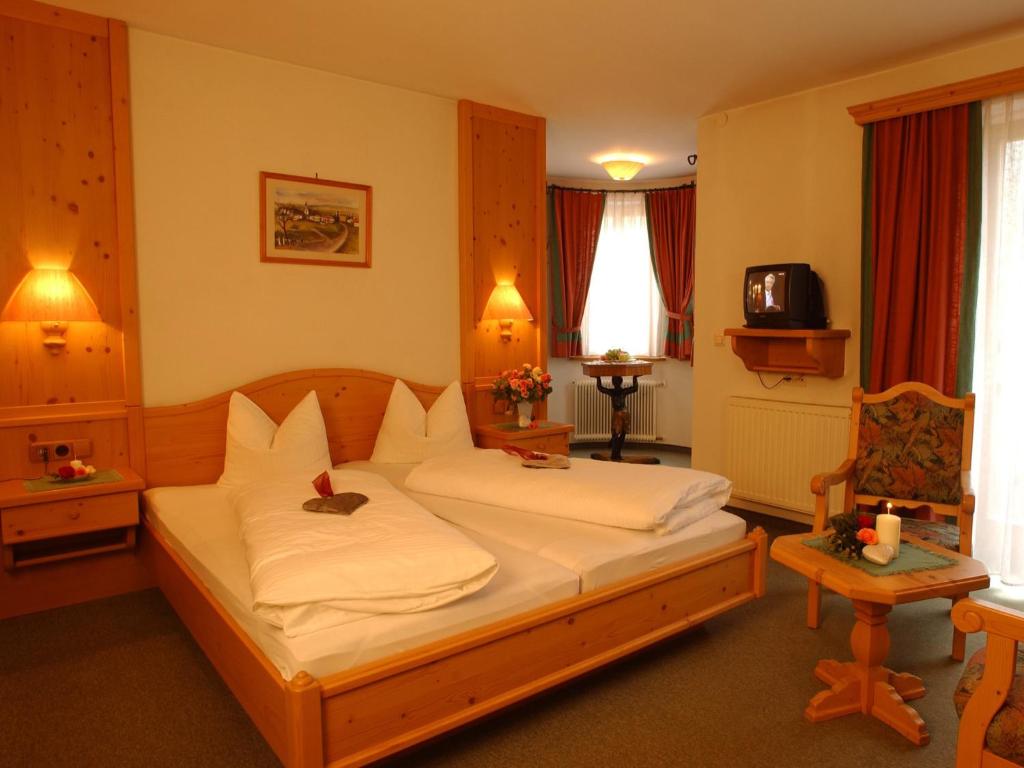 Двухместный (Большой двухместный номер с 1 кроватью) отеля Hotel 3 Mohren, Эц