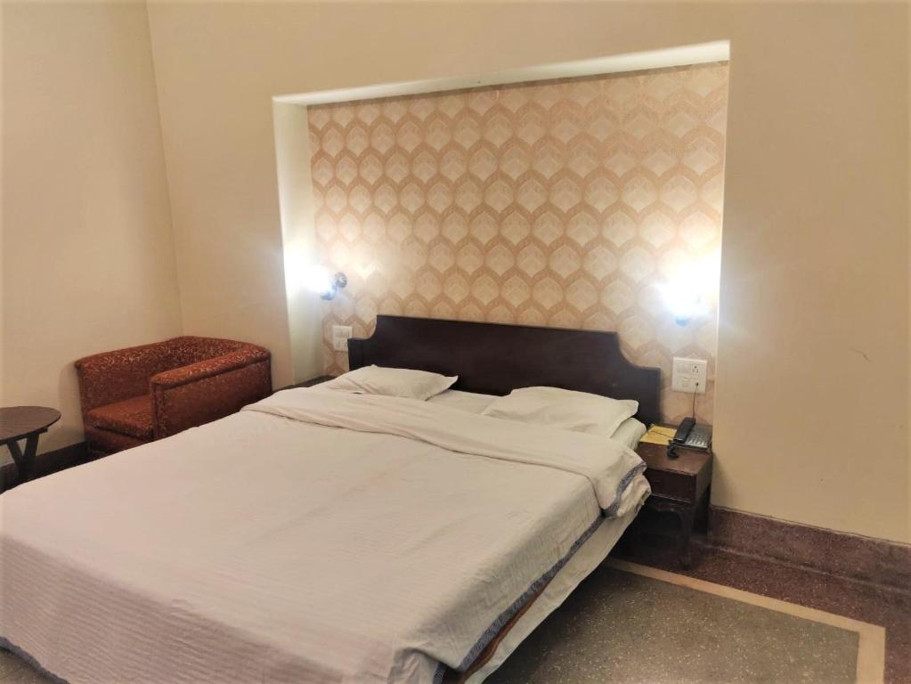 Двухместный (Номер Делюкс без кондиционера) отеля Hotel H R Palace, Джайпур