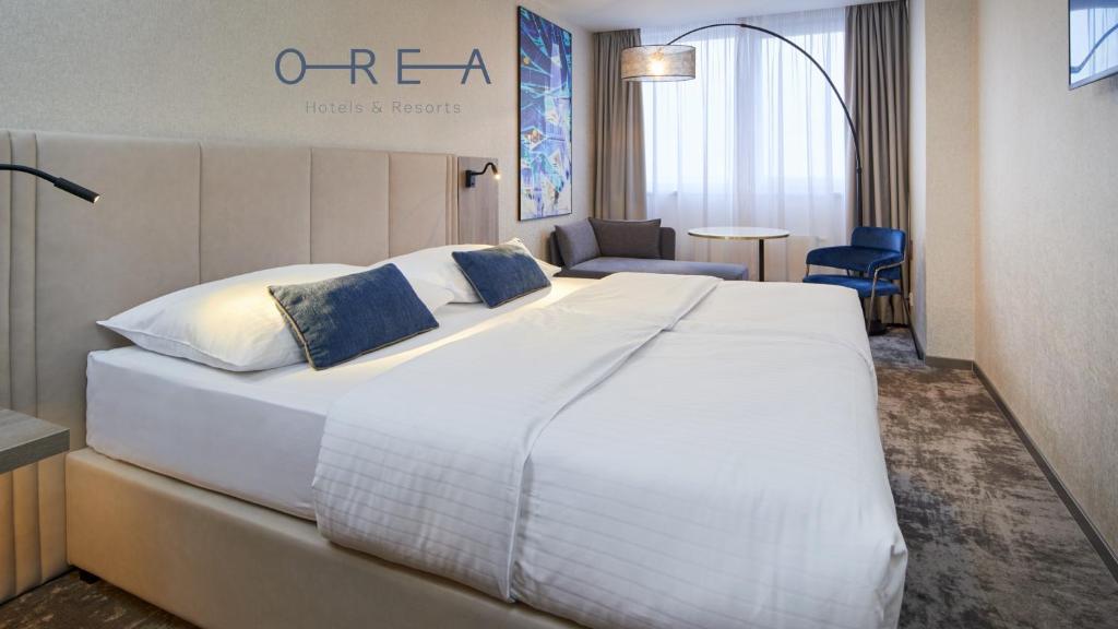 Двухместный (Представительский двухместный номер с 1 кроватью или 2 отдельными кроватями и бесплатным доступом в бассейн) отеля Orea Hotel Pyramida, Прага