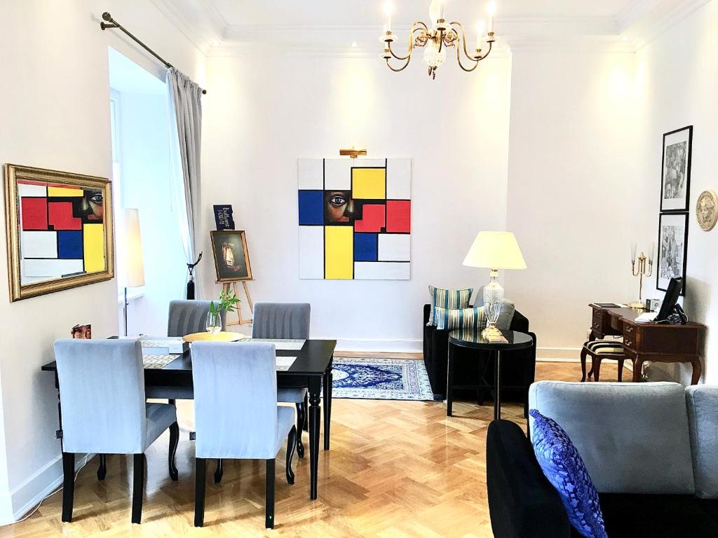 Luxury Apartments Mondrian Castle Square