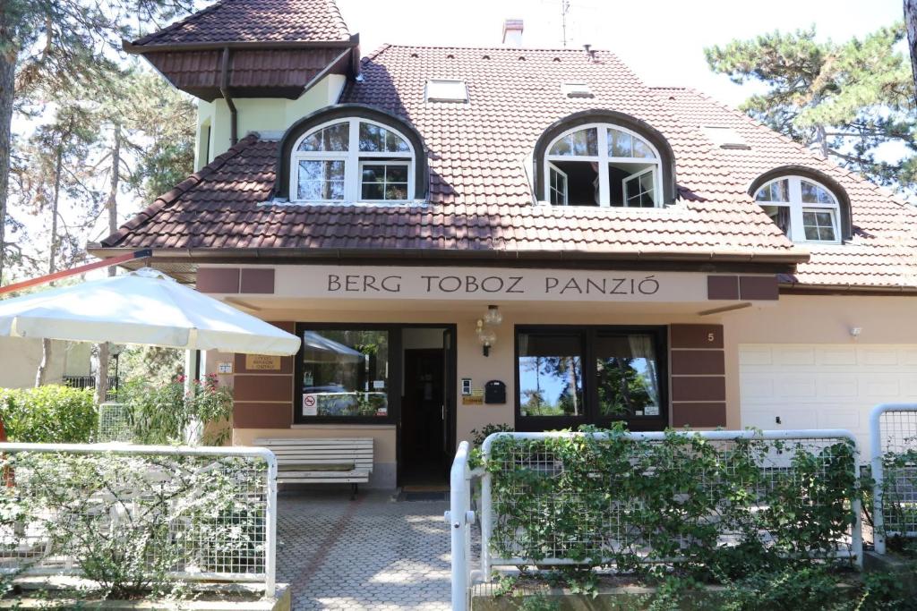 Двухместный (Двухместный номер с 1 кроватью или 2 отдельными кроватями) гостевого дома Berg Toboz Panzió, Печ