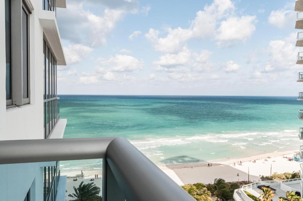 Сьюит (Люкс с кроватью размера «king-size» с 1 спальней, вид на океан и город) апартамента Monte Carlo by Miami Ambassadors, Майами-Бич