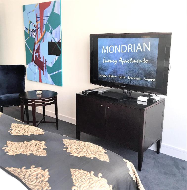 Апартаменты (Two - Bedroom Superior Suite with Old Town view), Luxury Apartments Mondrian Market Square II