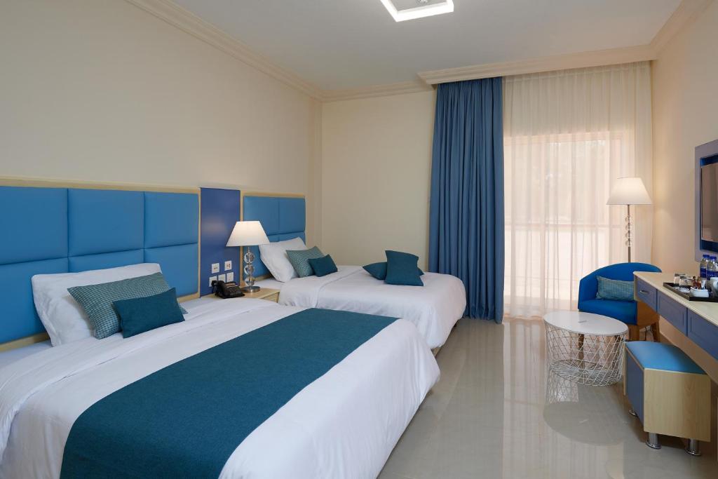 Трехместный (Стандартное трехместное шале) курортного отеля Bin Majid Beach Resort, Рас-эль-Хайма