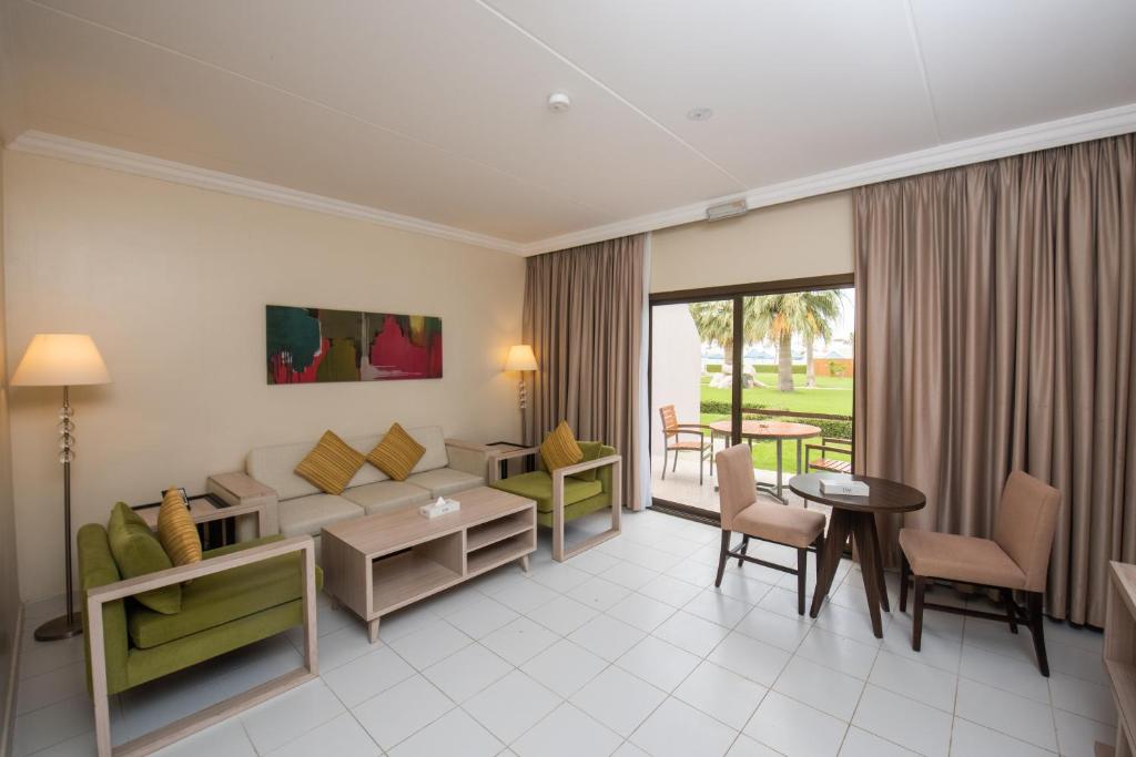 Сьюит (Представительский люкс) курортного отеля Bin Majid Beach Resort, Рас-эль-Хайма