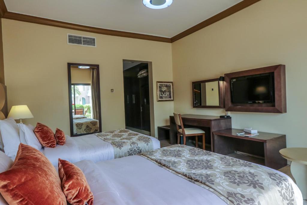 Двухместный (Двухместное шале Делюкс с 2 отдельными кроватями) курортного отеля Bin Majid Beach Resort, Рас-эль-Хайма