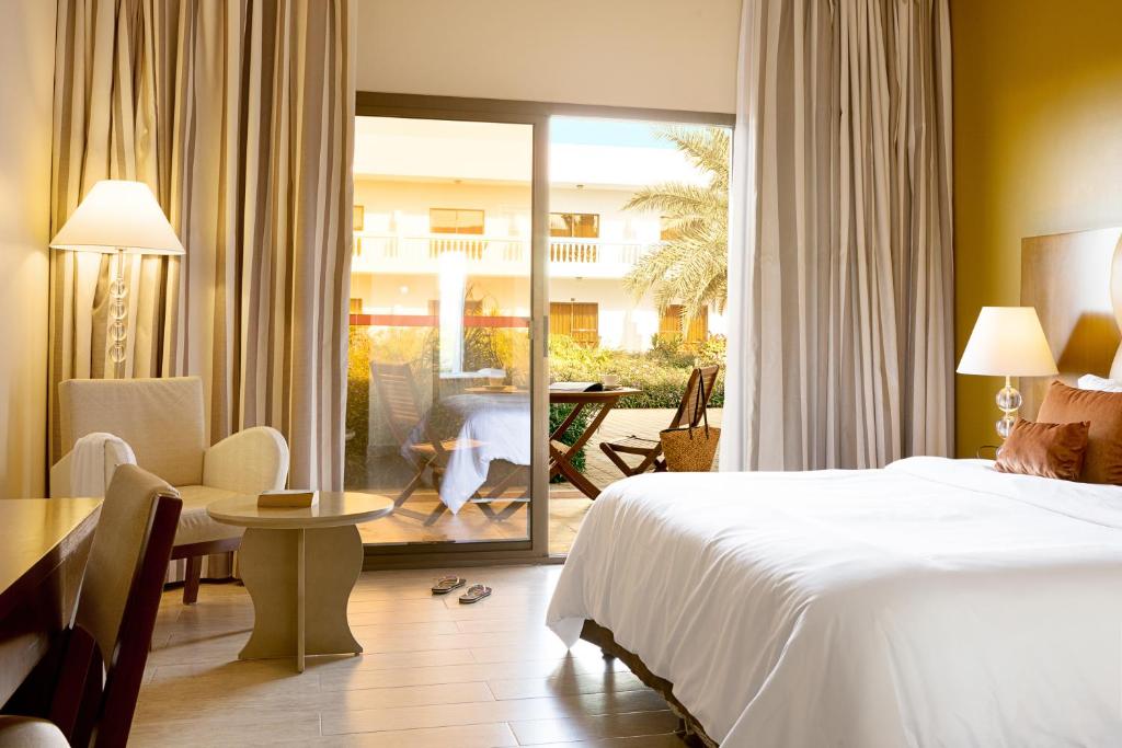 Двухместный (Шале с кроватью размера «queen-size» или 2 отдельными кроватями, подходит для размещения с собаками) курортного отеля Bin Majid Beach Resort, Рас-эль-Хайма