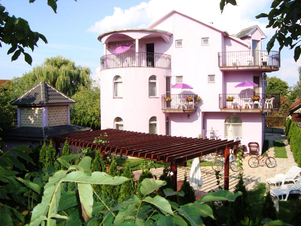 Двухместный (Номер с кроватью размера «queen-size» и балконом) гостевого дома Guest House Vila Madams, Палич