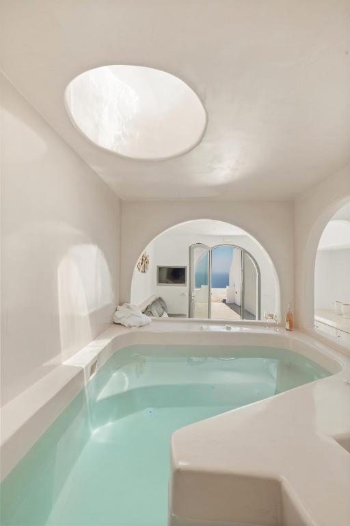 Сьюит (Люкс для новобрачных с собственным бассейном с подогревом, внутренней гидромассажной ванной и видом на море) отеля Oyster Luxury Suites, Имеровиглион
