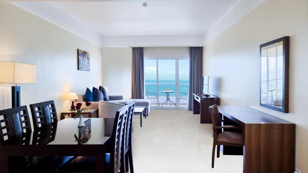 Сьюит (Люкс с 1 спальней и видом на море — для некурящих) отеля Ramada Beach Hotel Ajman, Аджман