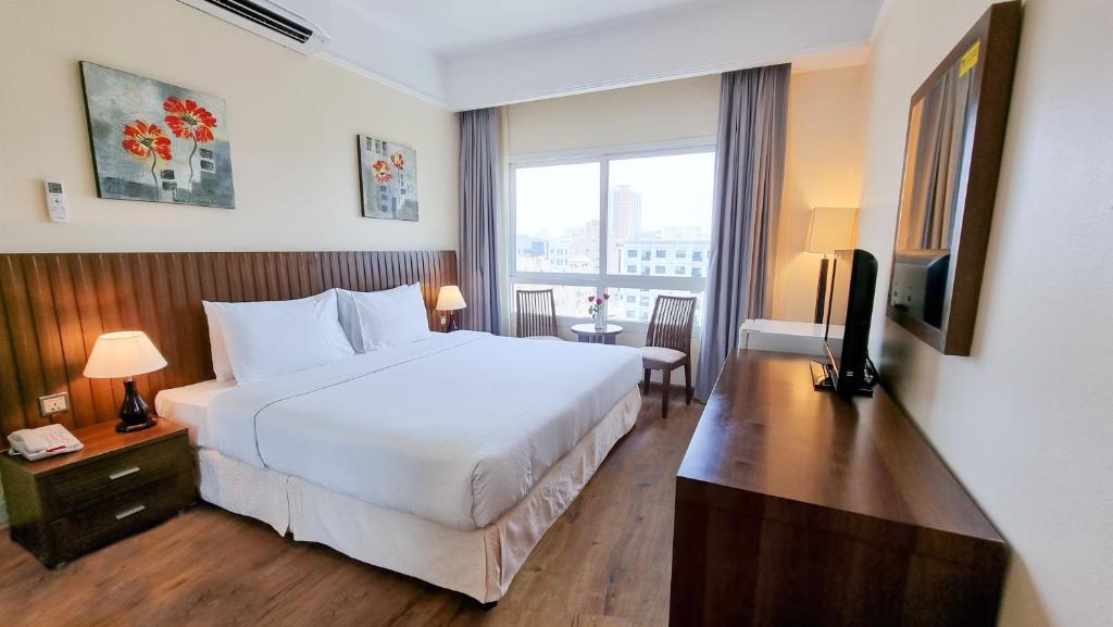 Двухместный (Стандартный двухместный номер с 1 кроватью и видом на город — для некурящих) отеля Ramada Beach Hotel Ajman, Аджман