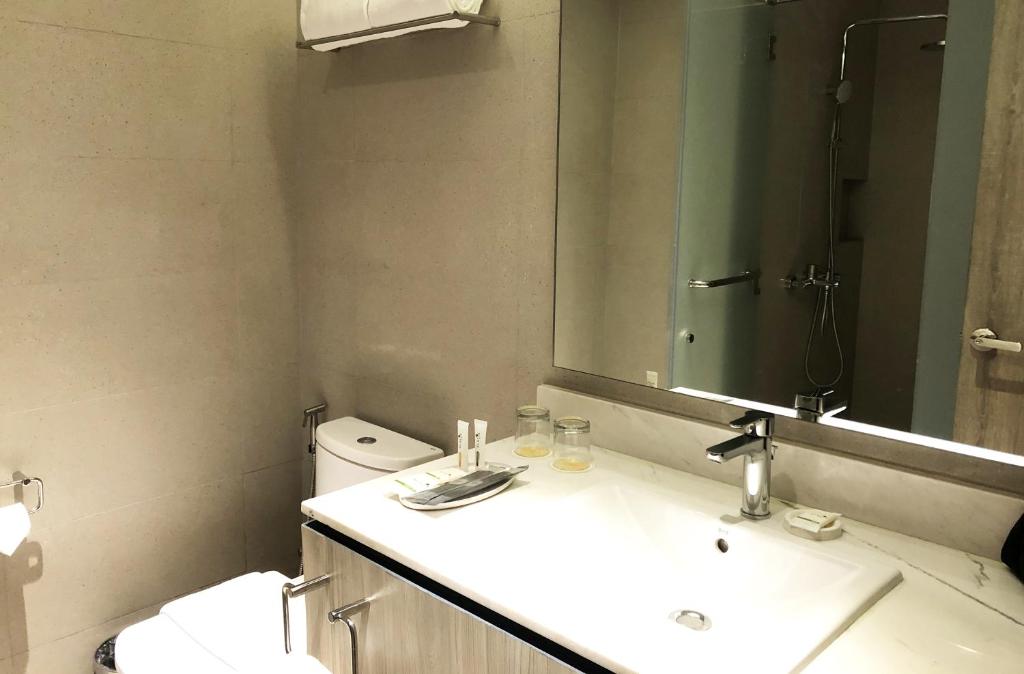 Двухместный (Номер Делюкс с кроватью размера «king-size») отеля Acacia Hotel Davao, Давао