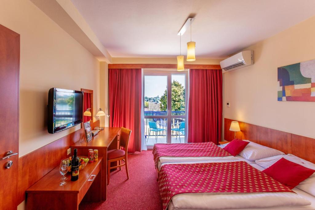 Двухместный (Double Room with Balcony and Unlimited Aquapark access) отеля Hotel Senec Lake Resort, Сенец