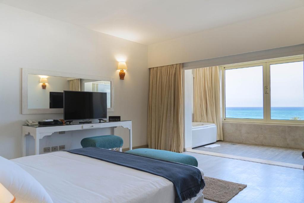 Сьюит (Королевский люкс с видом на море) курортного отеля Caesar Bay Resort, Мерса-Матрух