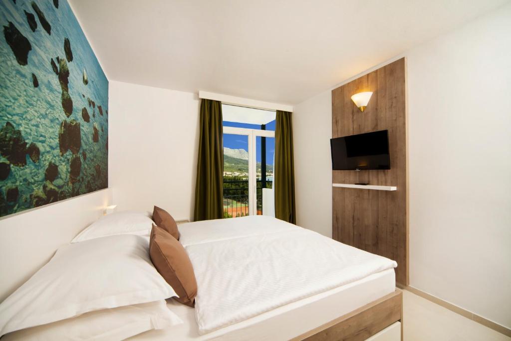 Двухместный (Стандартный двухместный номер с 1 кроватью и балконом, боковой вид на море) отеля smartline Bluesun hotel Neptun – All inclusive, Тучепи