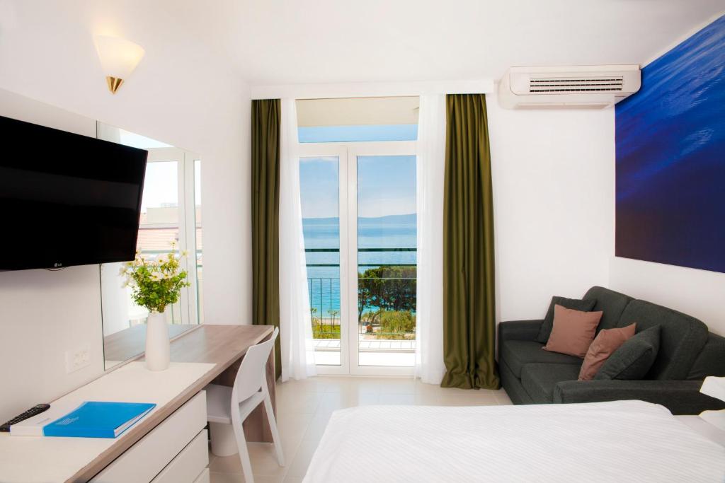 Семейный (Улучшенный двухместный номер с 1 кроватью, балконом и боковым видом на море.) отеля smartline Bluesun hotel Neptun – All inclusive, Тучепи