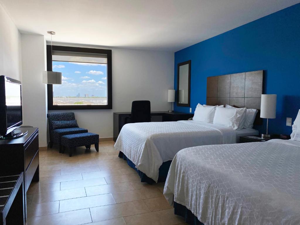 Двухместный (Double Room with Two Double Queen Beds) отеля Holiday Inn Express Mérida, Мерида