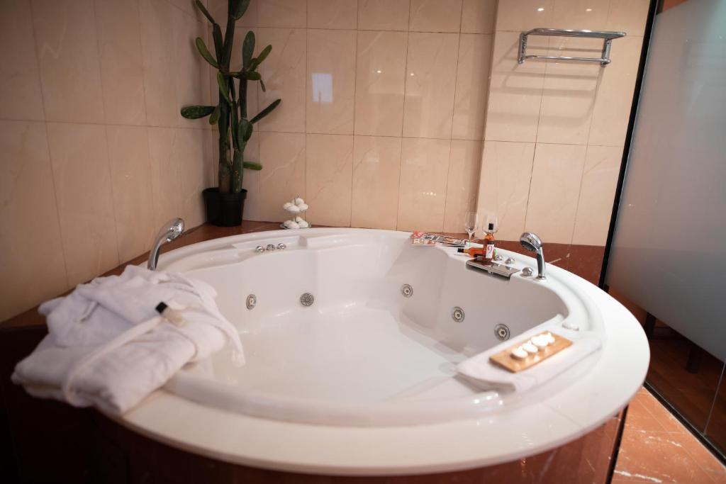 Сьюит (Суперлюкс с гидромассажной ванной) отеля Anastazia Luxury Suites & Rooms, Афины