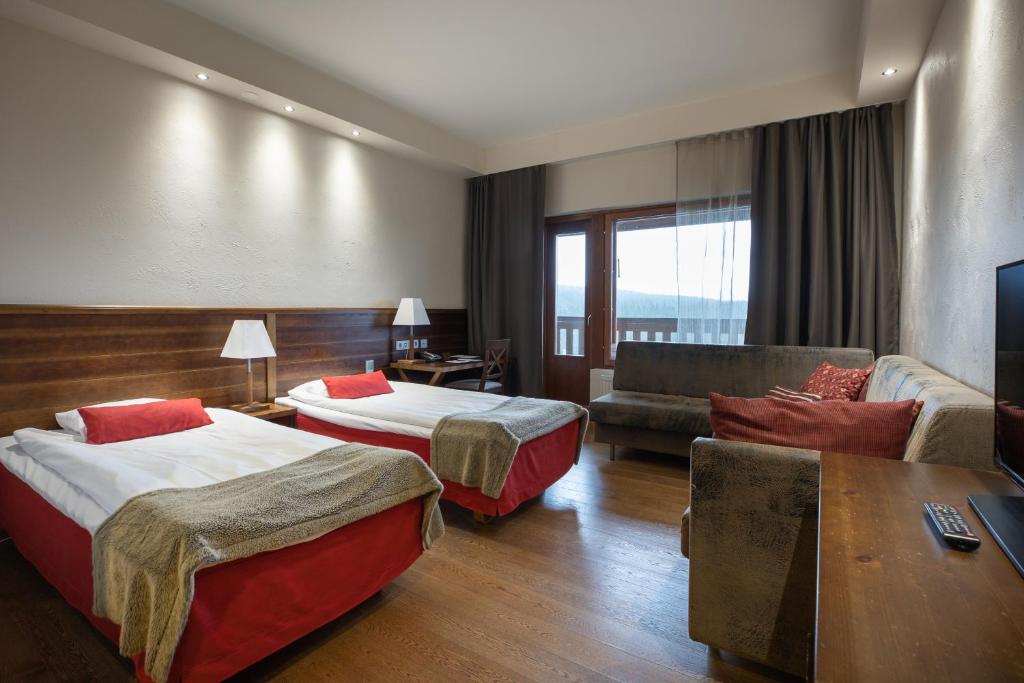 Двухместный (Улучшенный двухместный номер с 2 отдельными кроватями и сауной) отеля Santa's Hotel Tunturi, Саариселькя