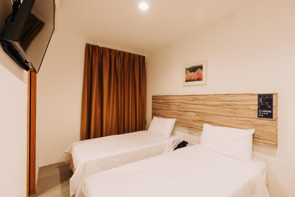 Двухместный (Улучшенный двухместный номер с 2 отдельными кроватями) отеля RedDoorz Plus Victoria Hotel, Сингапур (город)