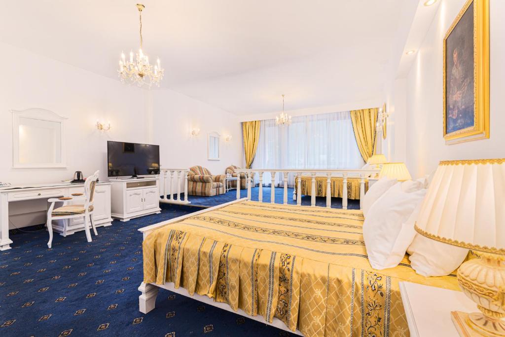 Двухместный (Представительский двухместный номер с 2 кроватями размера «king-size» и балконом) отеля Aurelius Imparatul Romanilor, Брашов
