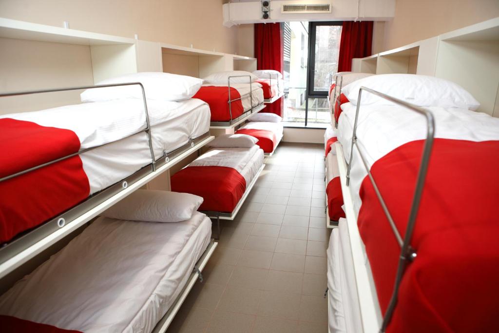 Номер (Спальное место в общем номере для мужчин и женщин с 12 кроватями) хостела Express Hostel, Краков